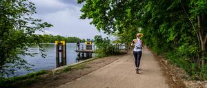 Am Wasser läuft es sich leichter. Wer durch den Treptower Park joggt, kann die Stille am Ufer genießen.