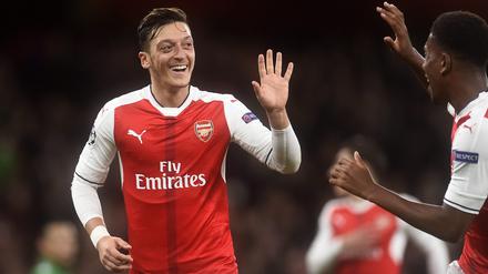 Läuft und das gleich drei Mal. Mesut Özil bejubelt eines seiner Tore im Spiel gegen Ludogorets Razgrad. 