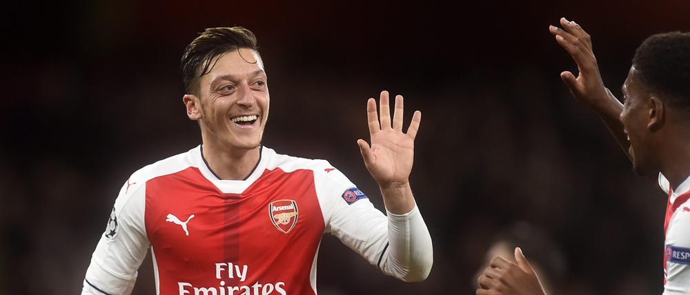 Läuft und das gleich drei Mal. Mesut Özil bejubelt eines seiner Tore im Spiel gegen Ludogorets Razgrad.