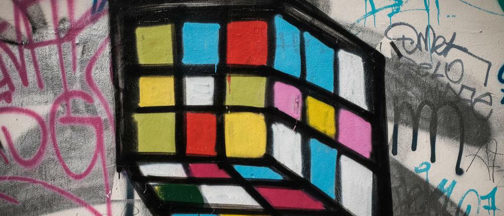 Kunst gegen Hakenkreuze. Der Künstler Ibo Omari übersprüht Nazi-Graffiti mit seinen Werken.