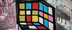 Kunst gegen Hakenkreuze. Der Künstler Ibo Omari übersprüht Nazi-Graffiti mit seinen Werken.