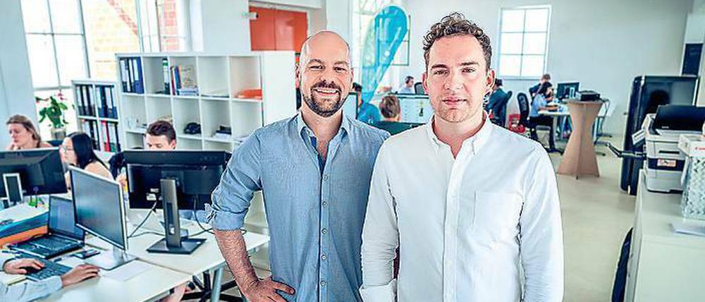 Alexander Freitag und Enno Kuntze (links) wollen die Massagewelt digitaler machen.