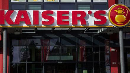 Der Kaiser's Schriftzug an einer Filiale der Supermarktkette.