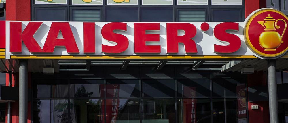 Der Kaiser's Schriftzug an einer Filiale der Supermarktkette.