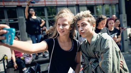 Lukas Rieger posiert im August beim YouTuber-Treffen „VideoDays“ in Köln mit einem Fan für ein Selfie. 