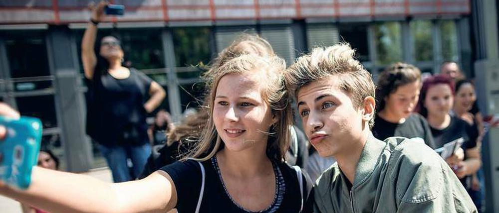 Lukas Rieger posiert im August beim YouTuber-Treffen „VideoDays“ in Köln mit einem Fan für ein Selfie.