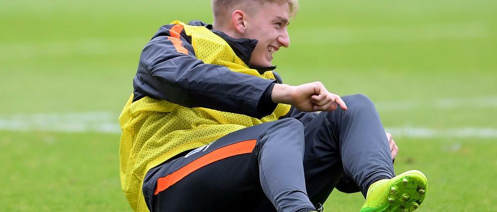 Auf dem Boden. Aber wenig zu lachen - Sinan Kurt von Hertha BSC.