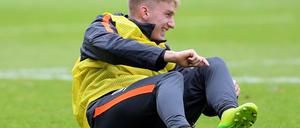 Auf dem Boden. Aber wenig zu lachen - Sinan Kurt von Hertha BSC.