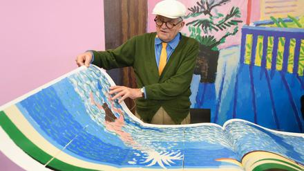 Der britische Künstler David Hockney präsentiert sein Riesenbuch "SUMO - A Bigger Book" auf der Buchmesse. 