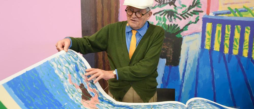 Der britische Künstler David Hockney präsentiert sein Riesenbuch "SUMO - A Bigger Book" auf der Buchmesse.