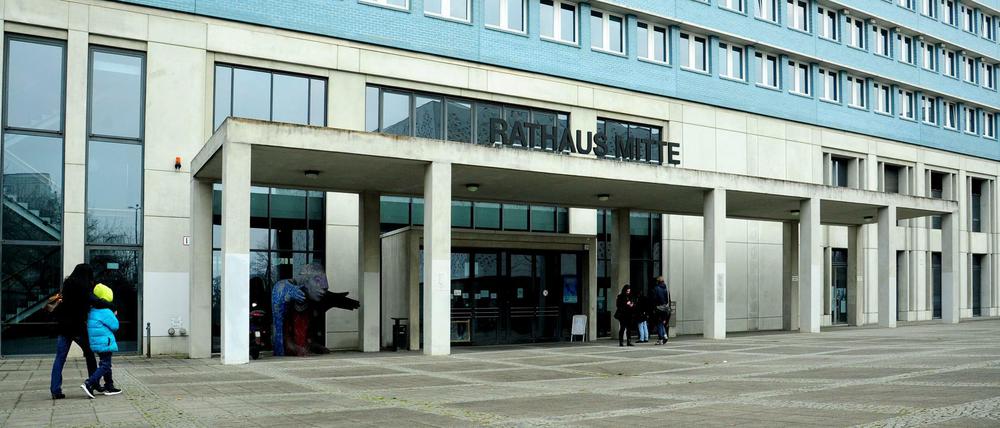 Eingang und Schriftzug Rathaus Mitte.