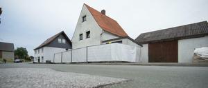 Die mit einem Zaun versperrte Fassade eines Hauses in Höxter-Bosseborn (Nordrhein-Westfalen) im September 2016. Ein Paar soll seine Opfer dort misshandelt haben. Mindestens zwei Frauen aus Niedersachsen starben.