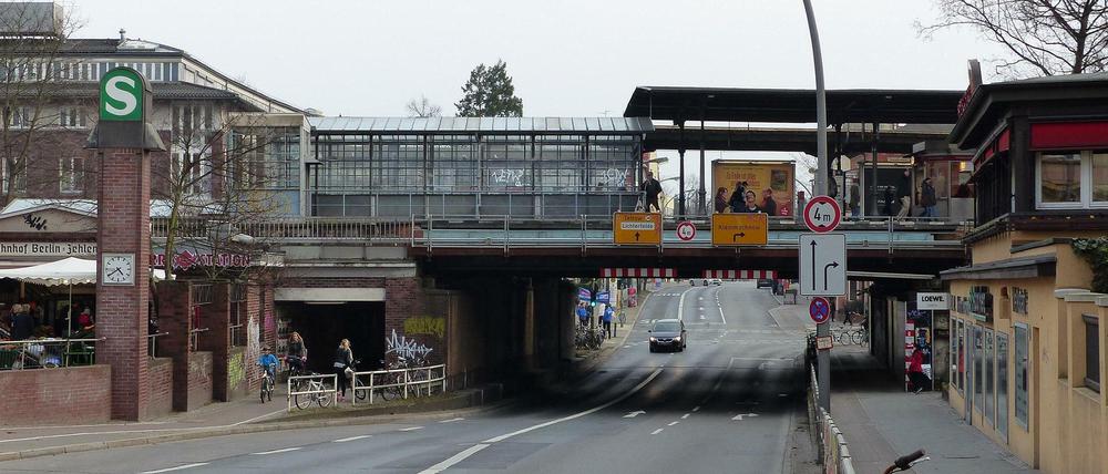 S-Bahnhof Zehlendorf: Der Aufzug vom und zum Bahngleis funktioniert seit Monaten nicht