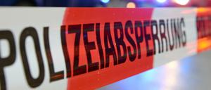Polizeiabsperrung an einem Einsatzort (Symbolbild).
