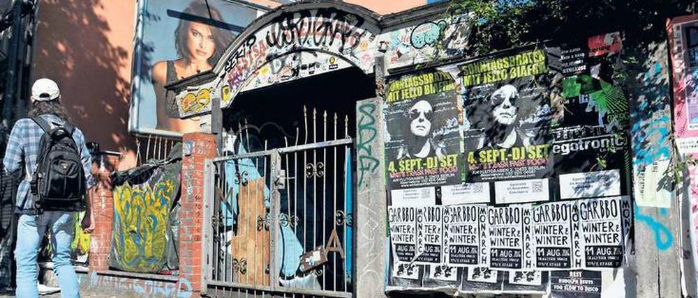 Alte Liebe. Der Schriftzug des ehemaligen Konzertsaals ist mit Graffiti beschmiert, die äußere Hülle steht noch. Drinnen wurde alles entsorgt.