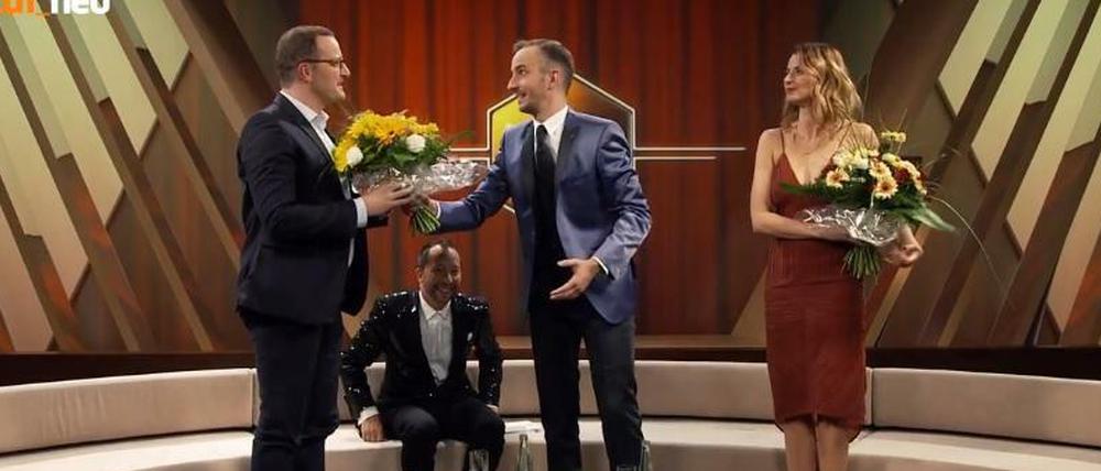 Ein paar Blumen zum Abschluss - mit dem "Neo Magazin Royale"-Remake verschwindet "Wetten, dass...?" vorerst wieder vom Bildschirm.