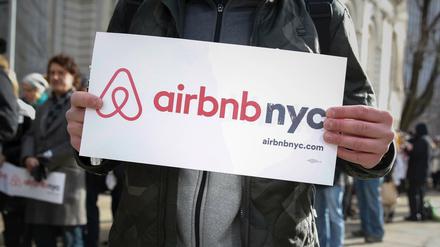 Unterstützer der umstrittenen Online-Plattform Airbnb in New York. 