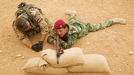 Deutsche Soldaten bilden im Irak kurdische Kämpfer aus. Auch Waffen werden geliefert.