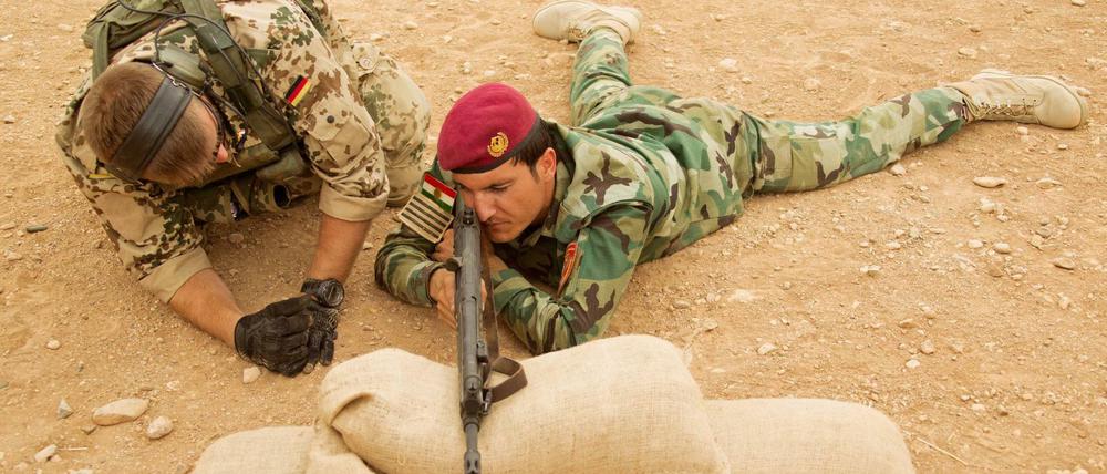 Deutsche Soldaten bilden im Irak kurdische Kämpfer aus. Auch Waffen werden geliefert.