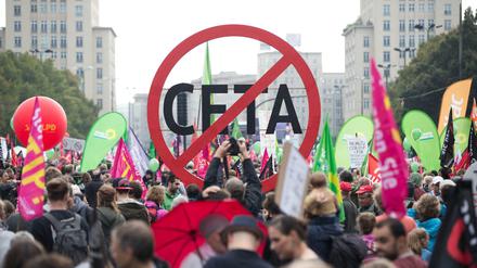Tausende Menschen nehmen am im September an der Demonstration gegen die Handelsabkommen Ceta und TTIP in Berlin teil. 