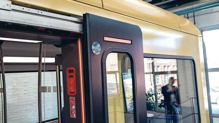 Der neue Zug. An den Türen gibt es akustische und optische Signale, wobei die Töne nicht allen gefallen. 