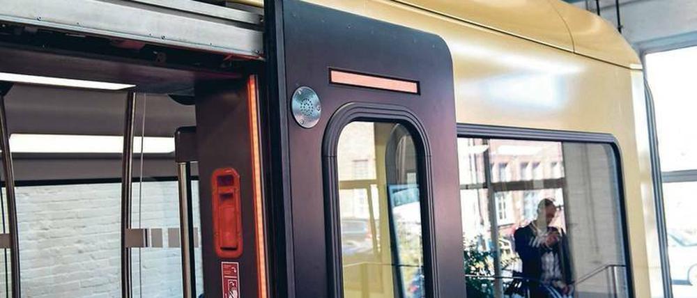 Der neue Zug. An den Türen gibt es akustische und optische Signale, wobei die Töne nicht allen gefallen. 