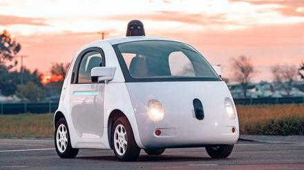 Sichere Sache? Der Prototyp des selbstfahrenden Autos von Google kann besser die Spur halten und besser bremsen als ein menschlicher Fahrer, sagt Sebastian Thrun.