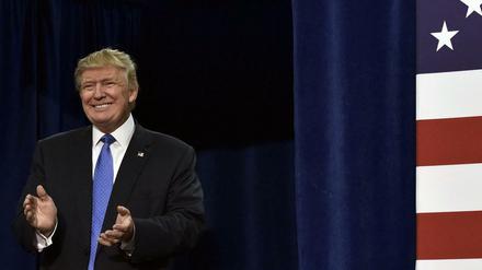 Beifall für den Kandidaten - vom Kandidaten. Donald Trump ist offensichtlich mit sich zufrieden.