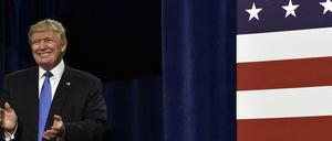 Beifall für den Kandidaten - vom Kandidaten. Donald Trump ist offensichtlich mit sich zufrieden.