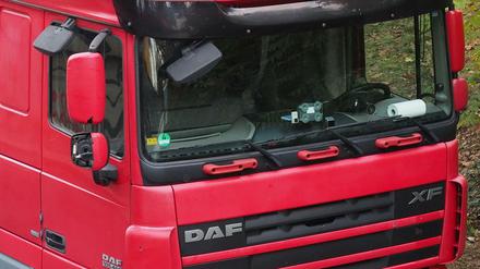 Die rechten Außenspiegel des Unfallwagens waren beschädigt, der untere nach innen gedreht. 