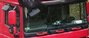Die rechten Außenspiegel des Unfallwagens waren beschädigt, der untere nach innen gedreht. 