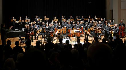 Die Dresdner Sinfoniker stehen im April auf der Bühne nach der Aufführung des Konzertprojektes "Aghet" im Schauspielhaus Hellerau in Dresden (Sachsen).