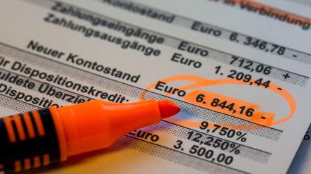 Bei Kunden, die mit dem Konto ins Minus rutschen, kassieren die Banken gerne ab.