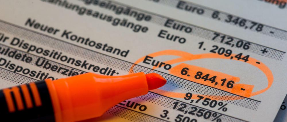 Bei Kunden, die mit dem Konto ins Minus rutschen, kassieren die Banken gerne ab.