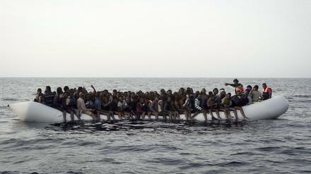 Archivbild: Flüchtlingsboot vor der libyschen Küste.