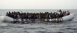 Archivbild: Flüchtlingsboot vor der libyschen Küste.