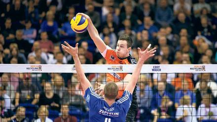 Wuchtig am Netz. Graham Vigrass soll bei den BR Volleys vornehmlich im Block punkten. Wenn es sein muss, darf der 2,03 Meter große Kanadier – wie im Bild – gerne selbst den einen oder anderen Angriffsschlag anbringen.