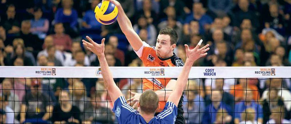 Wuchtig am Netz. Graham Vigrass soll bei den BR Volleys vornehmlich im Block punkten. Wenn es sein muss, darf der 2,03 Meter große Kanadier – wie im Bild – gerne selbst den einen oder anderen Angriffsschlag anbringen.