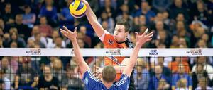 Wuchtig am Netz. Graham Vigrass soll bei den BR Volleys vornehmlich im Block punkten. Wenn es sein muss, darf der 2,03 Meter große Kanadier – wie im Bild – gerne selbst den einen oder anderen Angriffsschlag anbringen.