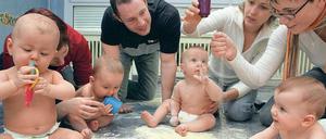 Nackedeis im Fokus. Normalerweise tragen Babys im Pekip-Kurs keine Windeln, sondern sind ganz nackt. 
