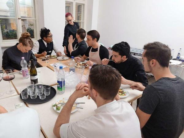 Arbeit oder Pause? Nach dem Essen findet im Panama meist noch eine Besprechung statt.
