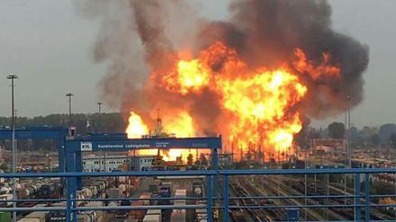 Nach einer Explosion brennt es am 17.10.2016 auf dem Gelände des Chemiekonzerns BASF in Ludwigshafen (Rheinland-Pfalz).