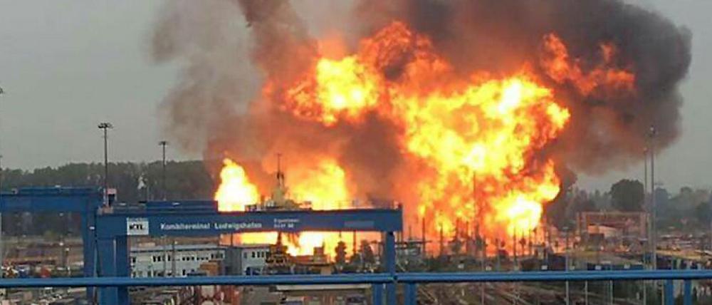 Nach einer Explosion brennt es am 17.10.2016 auf dem Gelände des Chemiekonzerns BASF in Ludwigshafen (Rheinland-Pfalz).