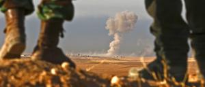 Kurdische Peschmerga-Kämpfer beobachten einen Angriff 25 Kilometer nordöstlich von Mossul. 
