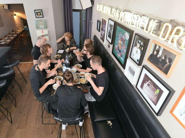 Fast Food de luxe. In der Cordobar in Mitte kommt Salat mit Kaiserschoten auf den Mitarbeitertisch.