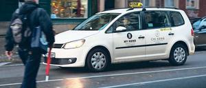 Mangelberuf Taxifahrer. Für die 190 konzessionierten Taxis in Potsdam stehen immer weniger Fahrer zur Verfügung – wegen des Mindestlohns haben viele Unternehmer die Stundenzahl ihrer Chauffeure reduziert. 