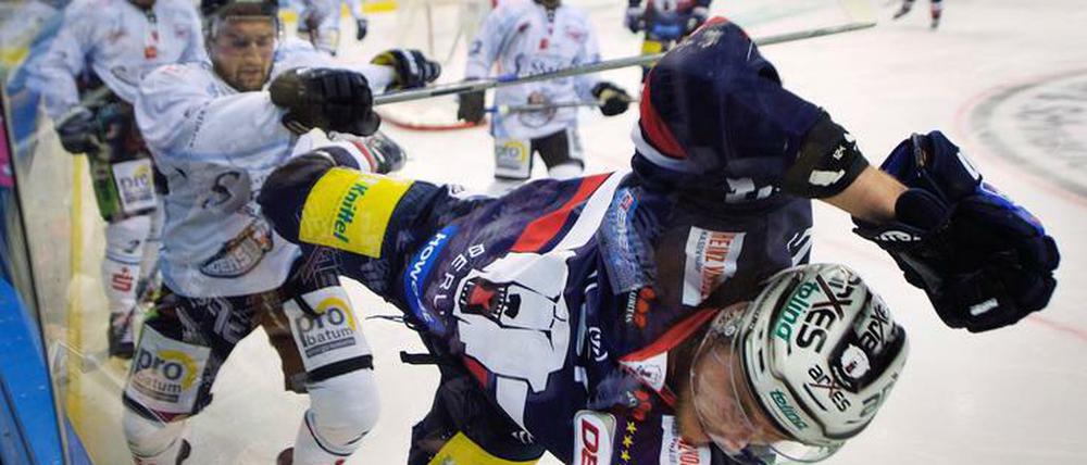 Die Richtung stimmt nicht. Die Eisbären, hier Stürmer Jamie MacQueen, laufen nach gutem Saisonstart ihrer Form hinterher. Zeit genug für eine Trendwende bleibt aber noch. Zum Beispiel am Wochenende in den Heimspielen gegen Augsburg und Mannheim.
