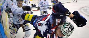 Die Richtung stimmt nicht. Die Eisbären, hier Stürmer Jamie MacQueen, laufen nach gutem Saisonstart ihrer Form hinterher. Zeit genug für eine Trendwende bleibt aber noch. Zum Beispiel am Wochenende in den Heimspielen gegen Augsburg und Mannheim.