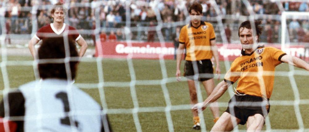 Reinhard Häfner wurde 1976 Olympiasieger mit der DDR. Das Bild zeigt ihn im Trikot seines Klubs Dynamo Dresden.