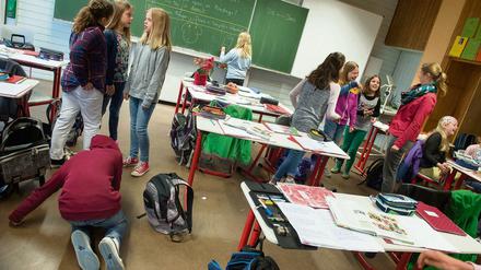 Individuell und unterhaltsam. Lehrkräfte sollen den Schülern helfen, eigene Lücken kontinuierlich zu bearbeiten. Dabei kann auch „Bewegungslernen“ helfen: So können Schüler etwa Situationen aus dem Lehrbuch „dramatisieren“.   